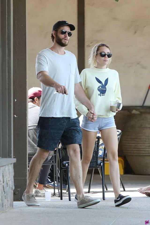 miley cyrus do mat khi tra loi cau hoi ve chuyen giuong chieu voi liam hemsworth