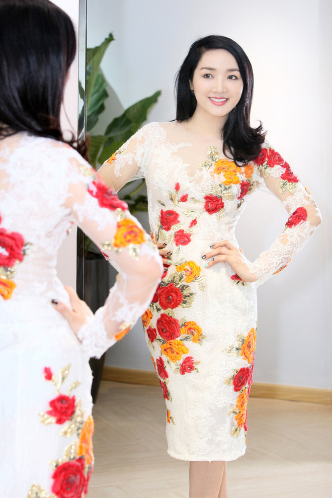 hoa hau giang my khoe ve dep khong ty vet bat chap tuoi 46