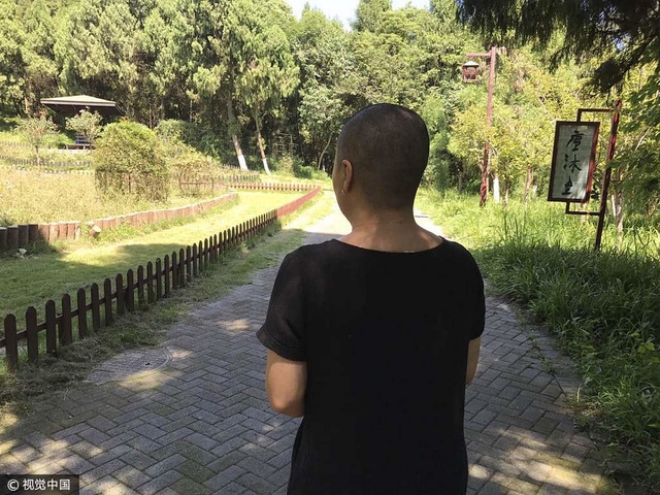nhuom toc 4 lan trong 7 tieng de co mau xanh la nguoi phu nu bi soc phan ve va cai ket khong mong muon