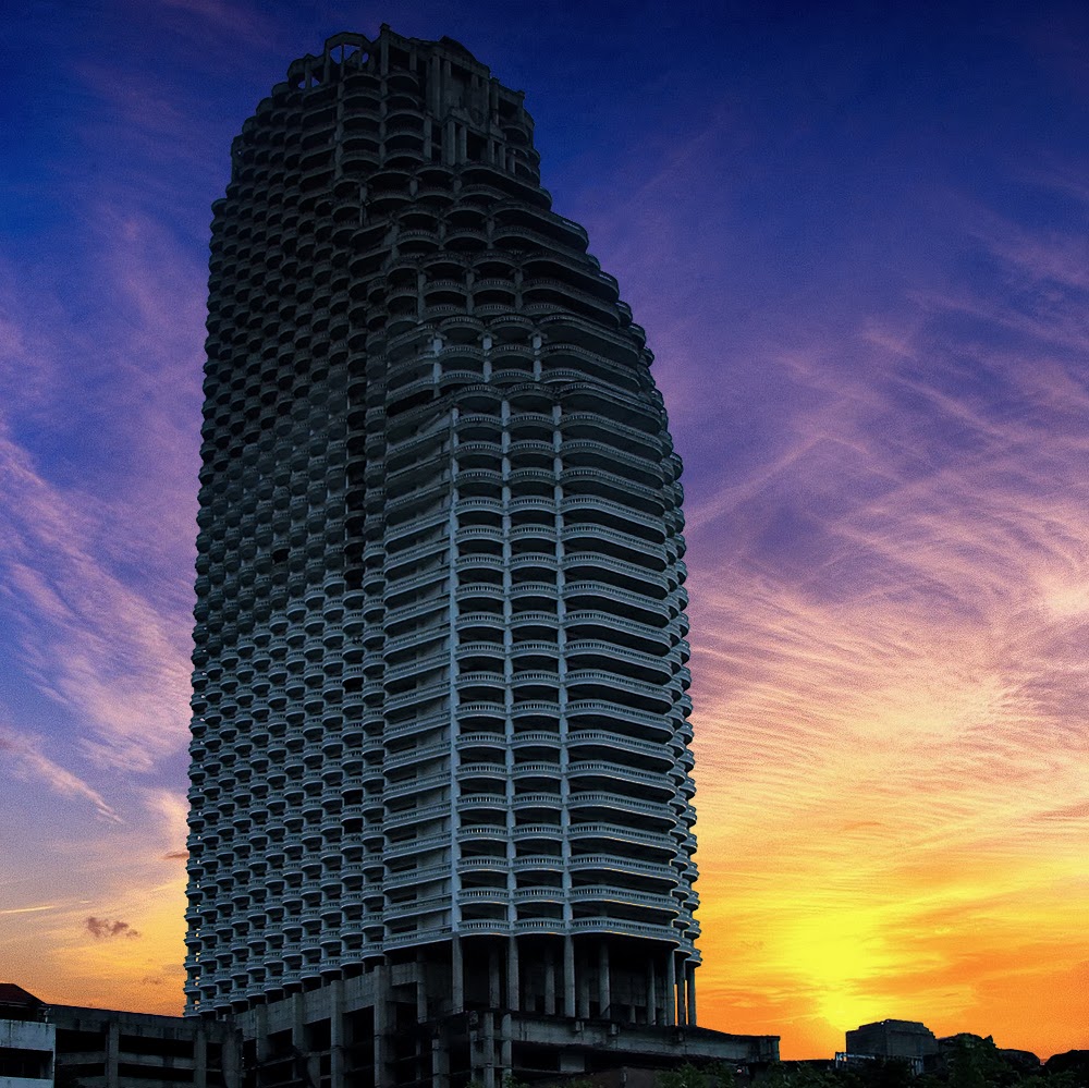 ben trong sathorn unique toa nha ma am o bangkok