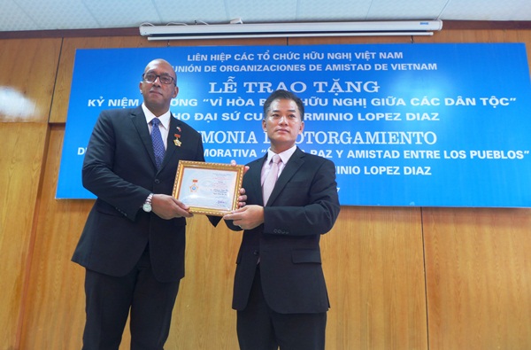 trao ky niem chuong vi hoa binh huu nghi cho dai su cuba tai viet nam