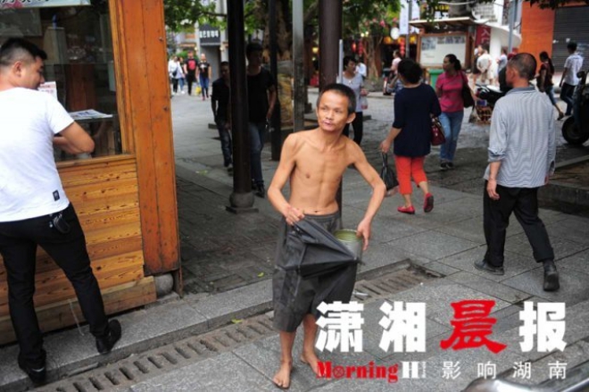 nguoi an may khuyet tat tan tuy che o cho cu gia chong nang tap tenh buoc di trong mua gay xuc dong manh