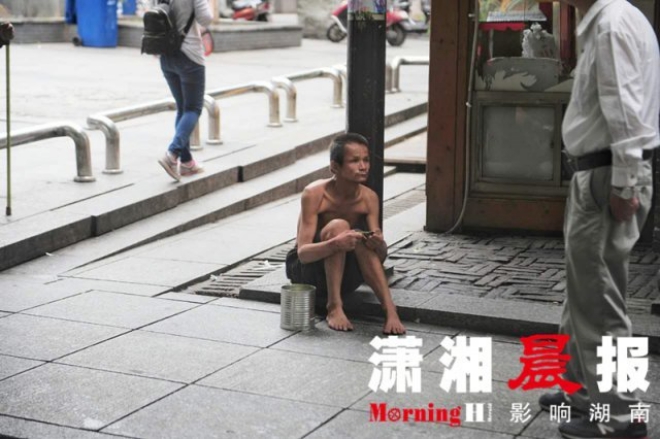 nguoi an may khuyet tat tan tuy che o cho cu gia chong nang tap tenh buoc di trong mua gay xuc dong manh
