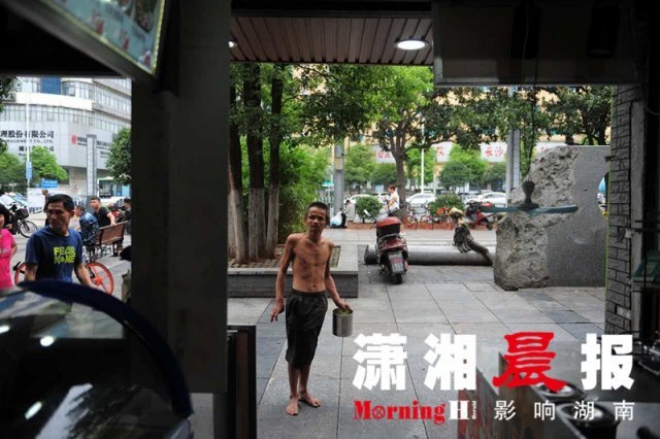 nguoi an may khuyet tat tan tuy che o cho cu gia chong nang tap tenh buoc di trong mua gay xuc dong manh