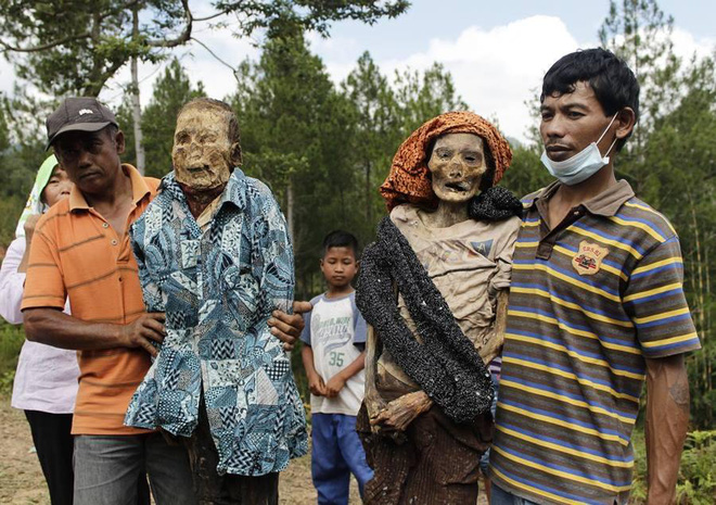 dao mo thay ao moi cho xac chet day chinh la mot tap tuc rung ron nhat tai indonesia