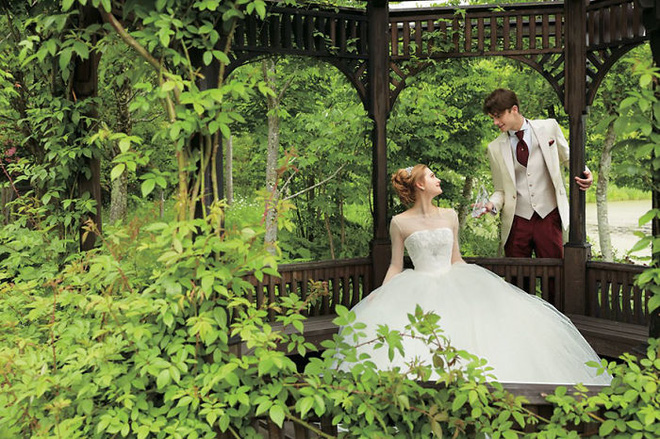 loa mat truoc serie vay cuoi long lay cua nhung cong chua disney ngoai doi thuc