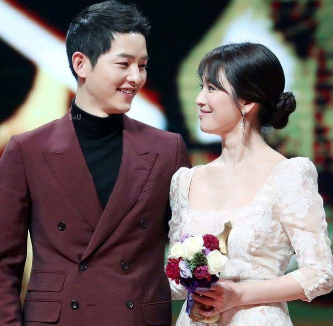 vua tro ve tu my song joong ki va song hye kyo lai cung nhau di phap