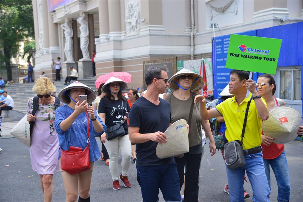 ha noi co tour tham quan mien phi ket hop di bo danh cho du khach trong thang 10