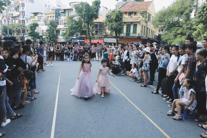 cac em nho nao loan pho di bo ha noi khi day nhay cho du khach nuoc ngoai