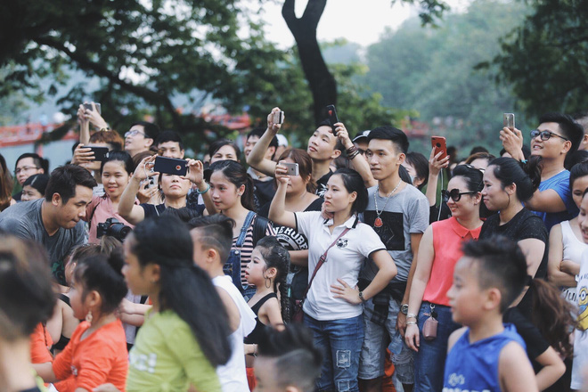 cac em nho nao loan pho di bo ha noi khi day nhay cho du khach nuoc ngoai