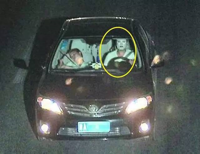 lo buoc chan vao phong ky tuc xa nu vao buoi toi va day la khung canh kinh hoang ma nguoi ta phai thay