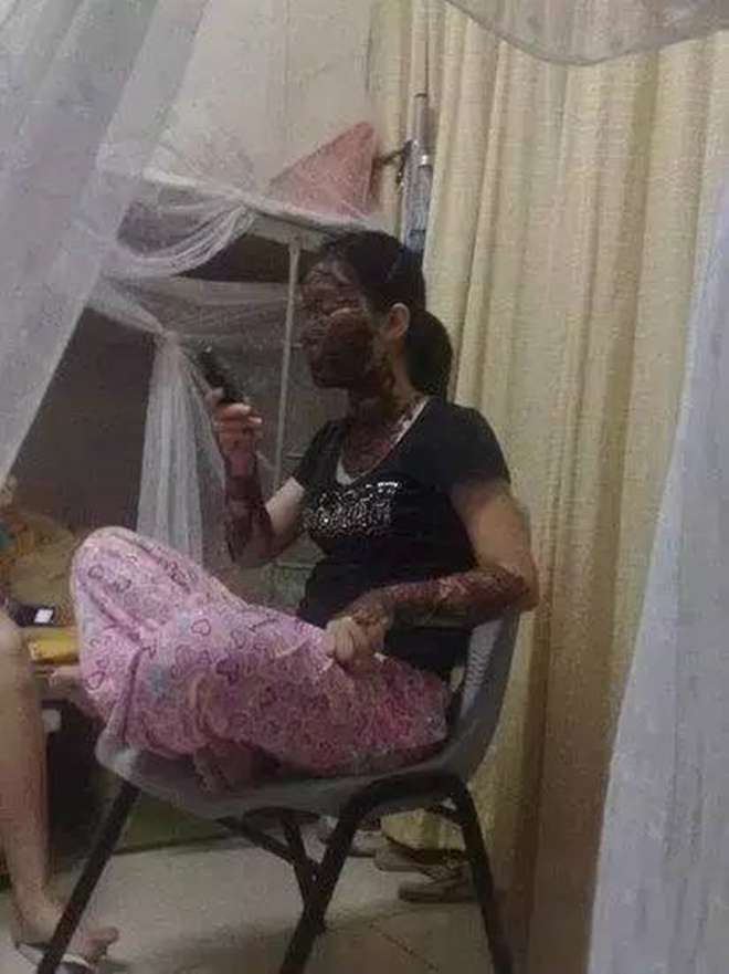 lo buoc chan vao phong ky tuc xa nu vao buoi toi va day la khung canh kinh hoang ma nguoi ta phai thay
