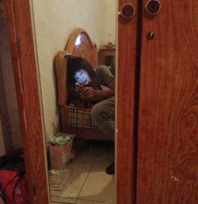 lo buoc chan vao phong ky tuc xa nu vao buoi toi va day la khung canh kinh hoang ma nguoi ta phai thay