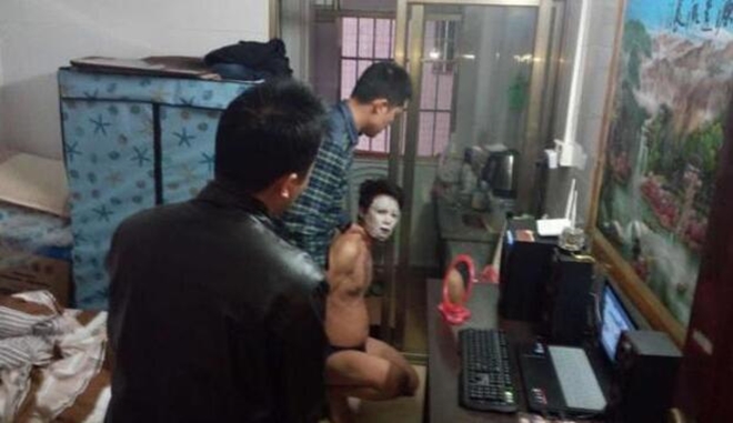 lo buoc chan vao phong ky tuc xa nu vao buoi toi va day la khung canh kinh hoang ma nguoi ta phai thay