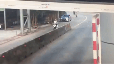 clip mo cua bat can khien doi nam nu chay xe may nga nhao ra duong tai xe taxi lai xe bo chay