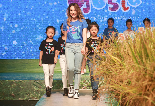 my tam noi bat voi vay vang tu tin catwalk cung cac em nho