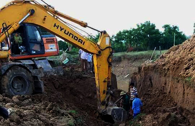 dung may xuc dao thi the nam thanh nien bi vui lap trong khi lam muong thoat nuoc