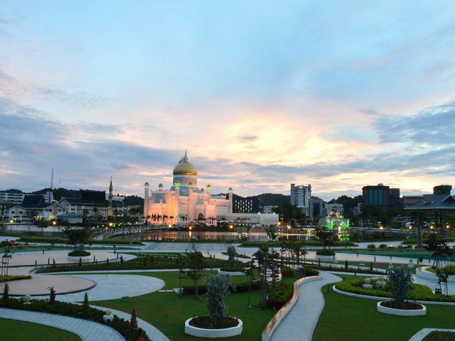 co gi ben trong thu do giau co cua brunei noi gan mot nua dan so song trong mot ngoi lang noi
