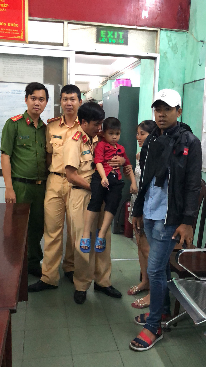 cong an giup be 5 tuoi bi lac tim thay me trong dem ban phao hoa mung le quoc khanh