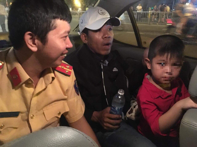 tphcm be trai 5 tuoi di lac luc xem ban phao hoa may man da tim duoc bo me
