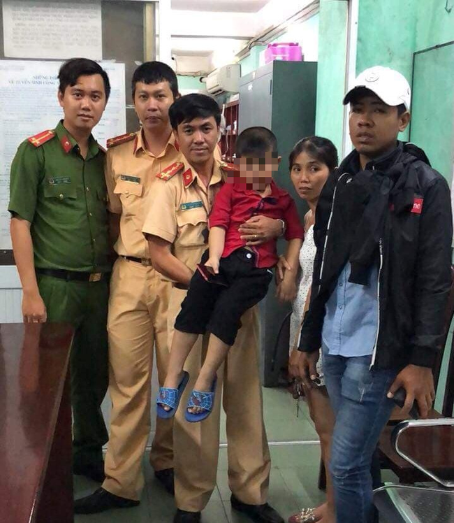tphcm be trai 5 tuoi di lac luc xem ban phao hoa may man da tim duoc bo me