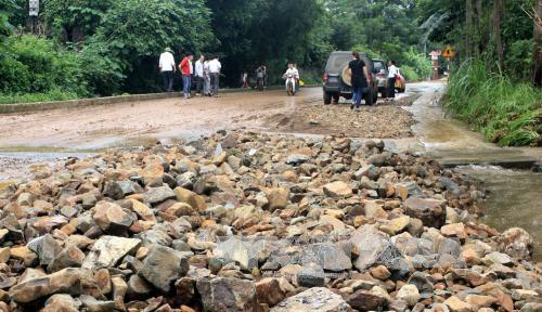 thiet hai nghiem trong do mua lu gay ra dang duoc khan truong khac phuc