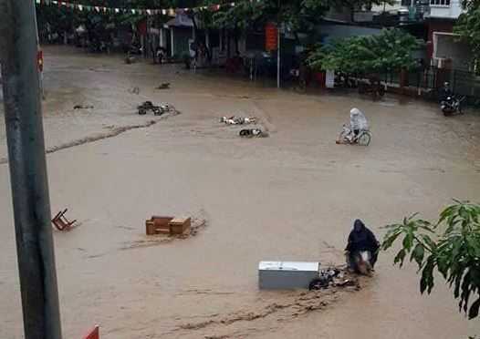 thiet hai nghiem trong do mua lu gay ra dang duoc khan truong khac phuc