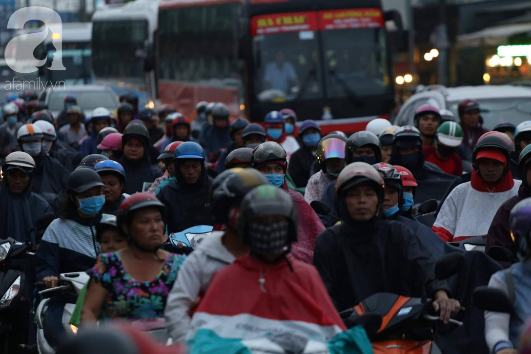 nguoi dan doi mua loi nuoc chen chuc nhau tro lai sai gon sau ky nghi le 29
