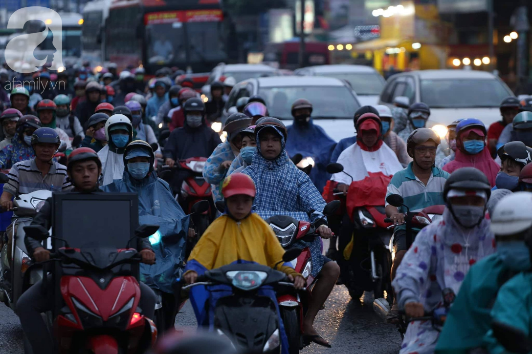 nguoi dan doi mua loi nuoc chen chuc nhau tro lai sai gon sau ky nghi le 29