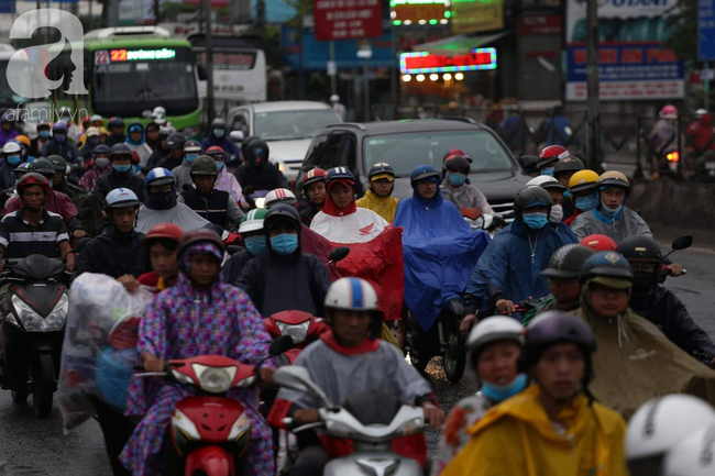nguoi dan doi mua loi nuoc chen chuc nhau tro lai sai gon sau ky nghi le 29