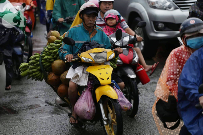 nguoi dan doi mua loi nuoc chen chuc nhau tro lai sai gon sau ky nghi le 29
