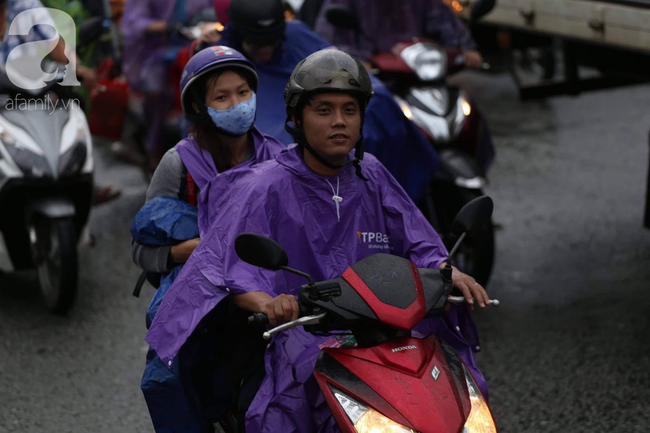 nguoi dan doi mua loi nuoc chen chuc nhau tro lai sai gon sau ky nghi le 29