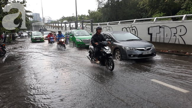 nguoi dan doi mua loi nuoc chen chuc nhau tro lai sai gon sau ky nghi le 29