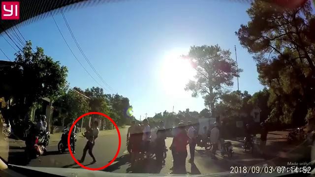clip mac ket giua duong vi ao chong nang be gai khien nhieu nguoi lon boi roi hoang so