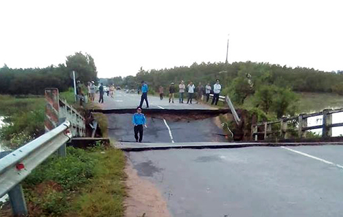 sap cau o binh thuan khien giao thong te liet