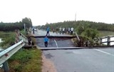 video hai hung o to dang di bat ngo cau do sap