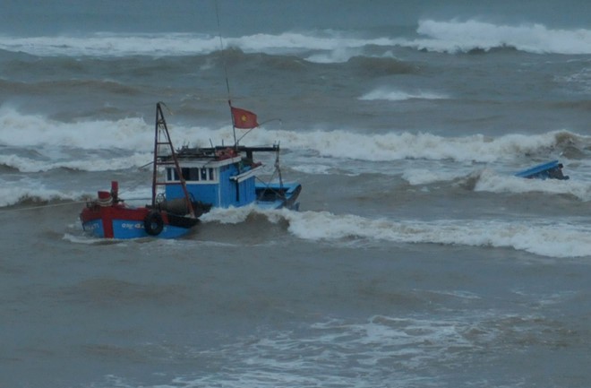nghe an 4 thuyen cua ngu dan bi nhan chim tren bien do loc xoay