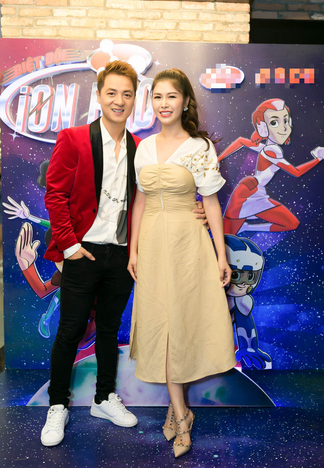 ba xa dang khoi gay chu y voi ve ngoai tre trung xinh dep