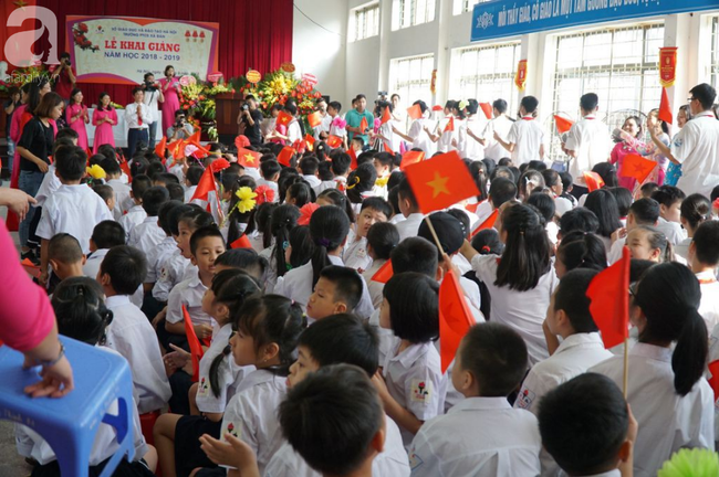 ve du khai giang o ngoi truong hang tram em hoc sinh hat quoc ca bang tay gay xuc dong manh giua ha noi