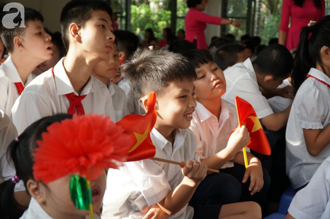 ve du khai giang o ngoi truong hang tram em hoc sinh hat quoc ca bang tay gay xuc dong manh giua ha noi