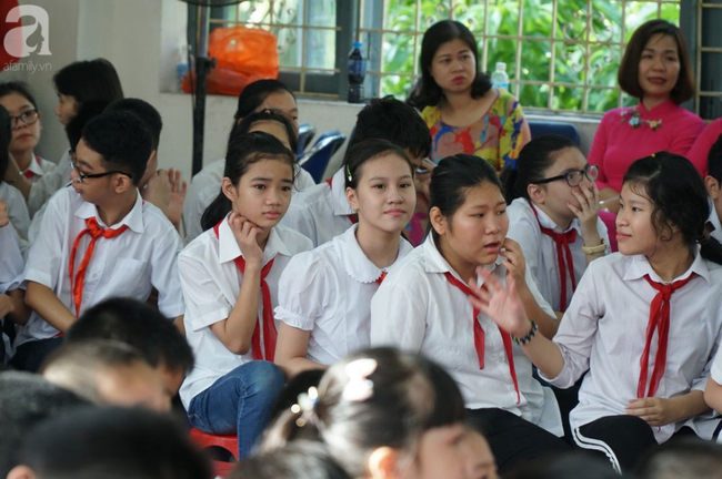 ve du khai giang o ngoi truong hang tram em hoc sinh hat quoc ca bang tay gay xuc dong manh giua ha noi