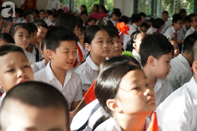 ve du khai giang o ngoi truong hang tram em hoc sinh hat quoc ca bang tay gay xuc dong manh giua ha noi