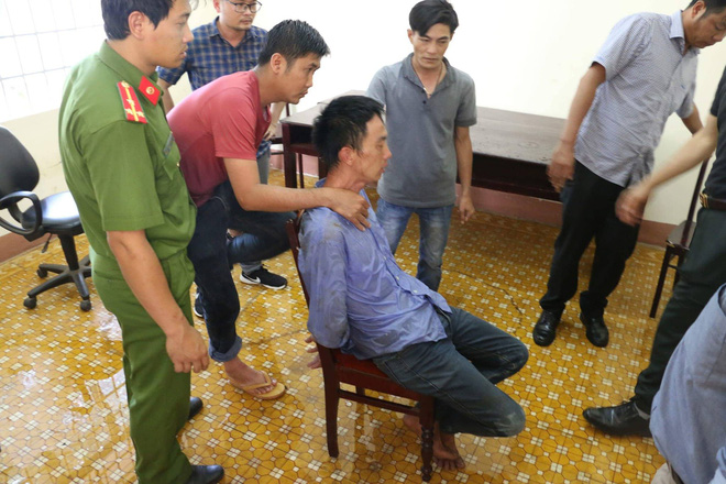nghet tho giai cuu con tin bi doi tuong ngao da dung dao va kim tiem khong che nhieu gio