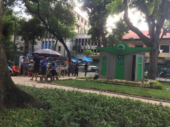 ha noi phat hien nam cong nhan xay dung tu vong trong nha ve sinh cong vien pasteur