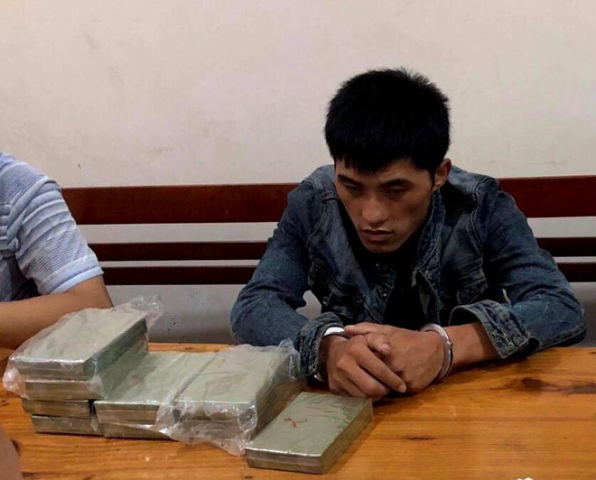 truy bat doi tuong nguoi lao van chuyen 10 banh heroin ve viet nam tieu thu