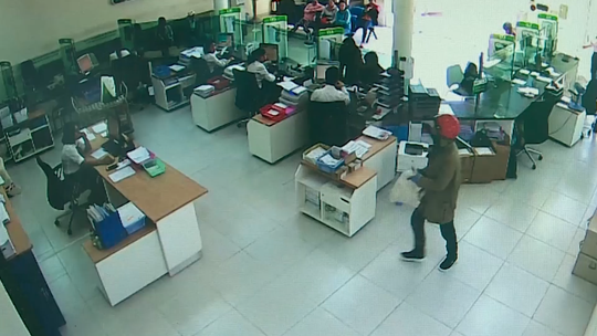 ten cuop ngan hang giau ca thung tien tai mot ngoi nha hoang