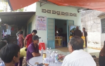 con ve nha ta hoa thay bo me chet tren vung mau nguoi day thuong tich