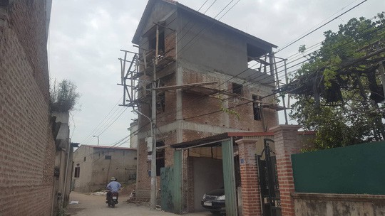 ha noi sap gian giao khi dang xay nha 3 nguoi thuong vong