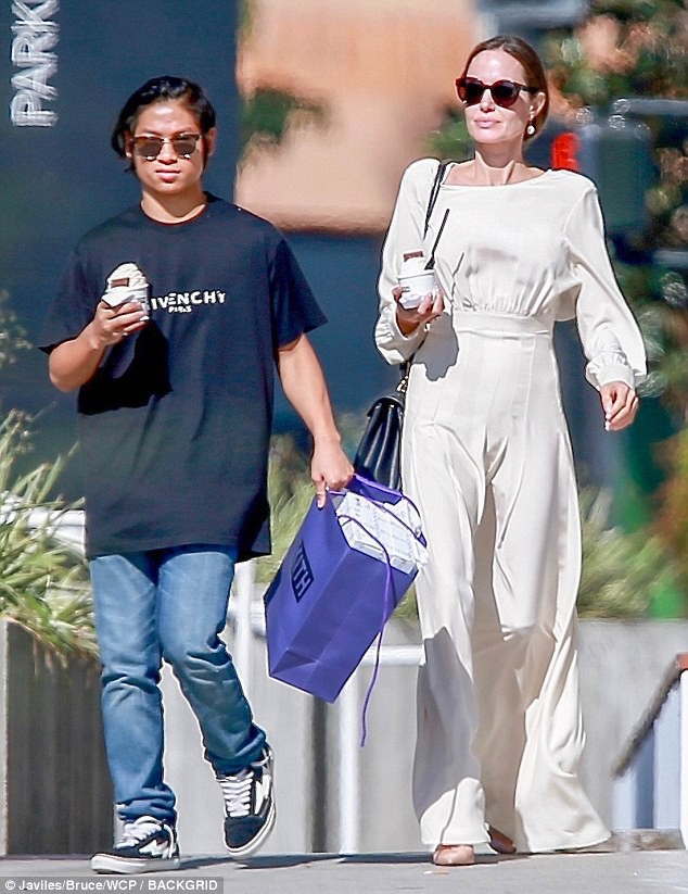 pax thien ra dang ngoi sao tu tin ho tong me angelina jolie dao pho