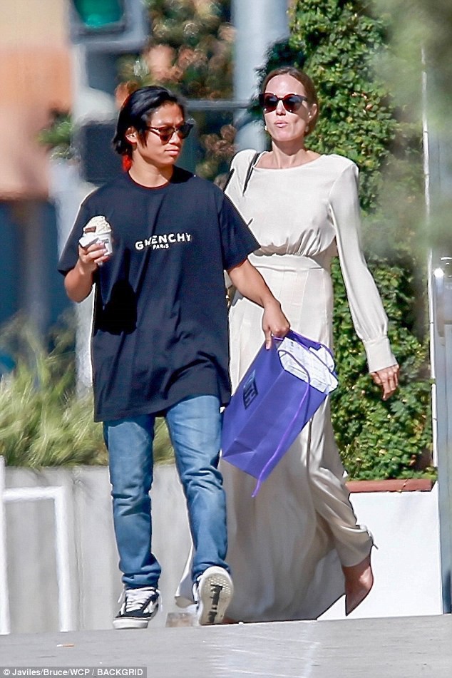 pax thien ra dang ngoi sao tu tin ho tong me angelina jolie dao pho
